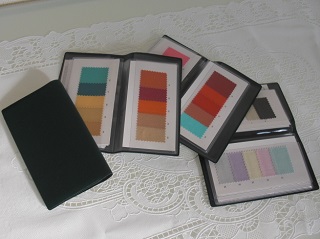 色見本手帳（スウォッチ）。一冊をさしあげる