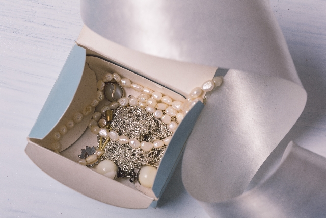 小箱の中には、ごく少量のアクセサリー。コスト効率よく物を選べます