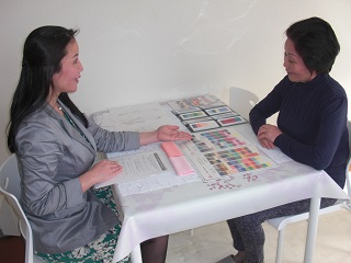 コンサルティング。コンサルタントからクライアントが説明を受けるところ