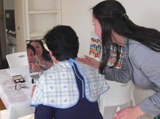 パーソナルメイク実習中の画像。自ら化粧を施す