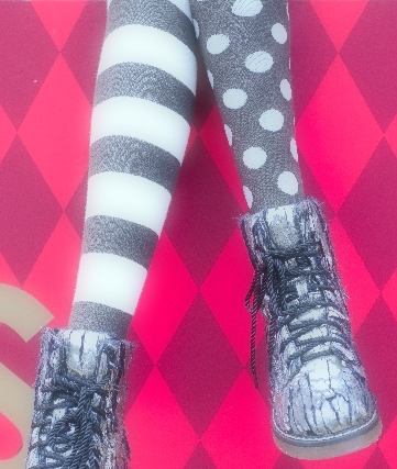 菱形格子の壁。縞々と水玉模様の靴下。様々な模様のイメージ