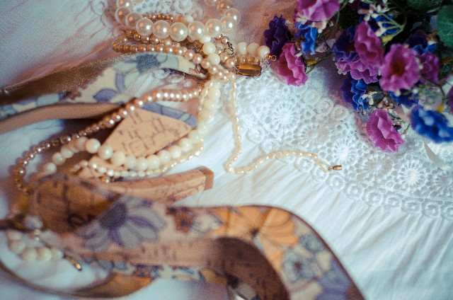 衣類と服飾品のイメージ画像。レースやパンプス