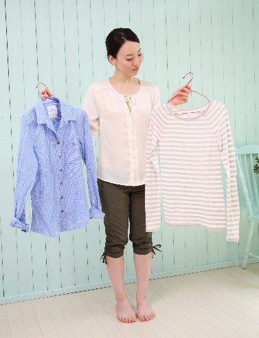 着るものに迷う女性