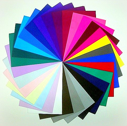 パーソナルカラー冬の色布。青みがかった鮮やかな色と無彩色