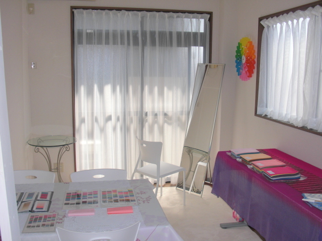 カラーバイタルのスタジオ内。分析用の姿見やドレープ、面談用テーブルなど。