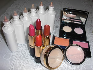 使用化粧品の画像。選び抜かれた発色