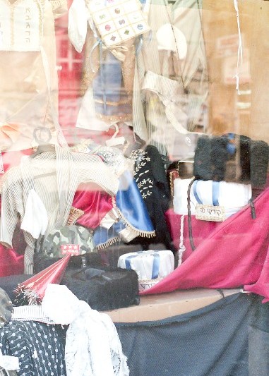 雑然と服飾品が並ぶ店のショーウィンドウ