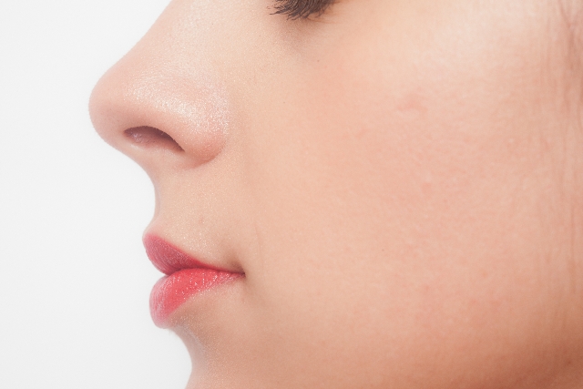 女性の横顔写真。イメージコンサルティングによって肌色などが補正されるイメージ